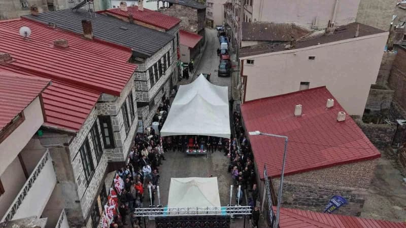 Liman Ayık Yaşam Derneği Erzurum Şubesi, Yakutiye ilçesi Karanlık Kümbet Sokak'ta düzenlenen törenle