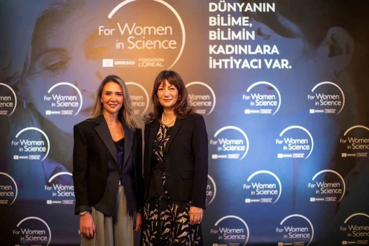 (Solda) l’oréal Türkiye Kurumsal İlişkiler ve Etkileşim Direktörü ve Ülke Sürdürülebilirlik Lideri İrem Karaoda Tanrıkul