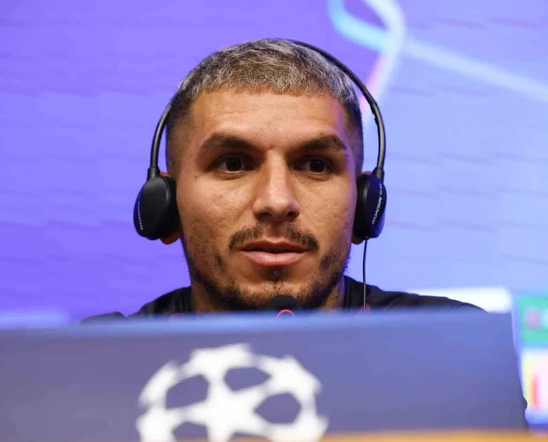 Galatasaray’ın Uruguaylı futbolcusu Lucas Torreira, Kemerburgaz Metin Oktay Tesisleri’nde düzenlenen basın toplantısında