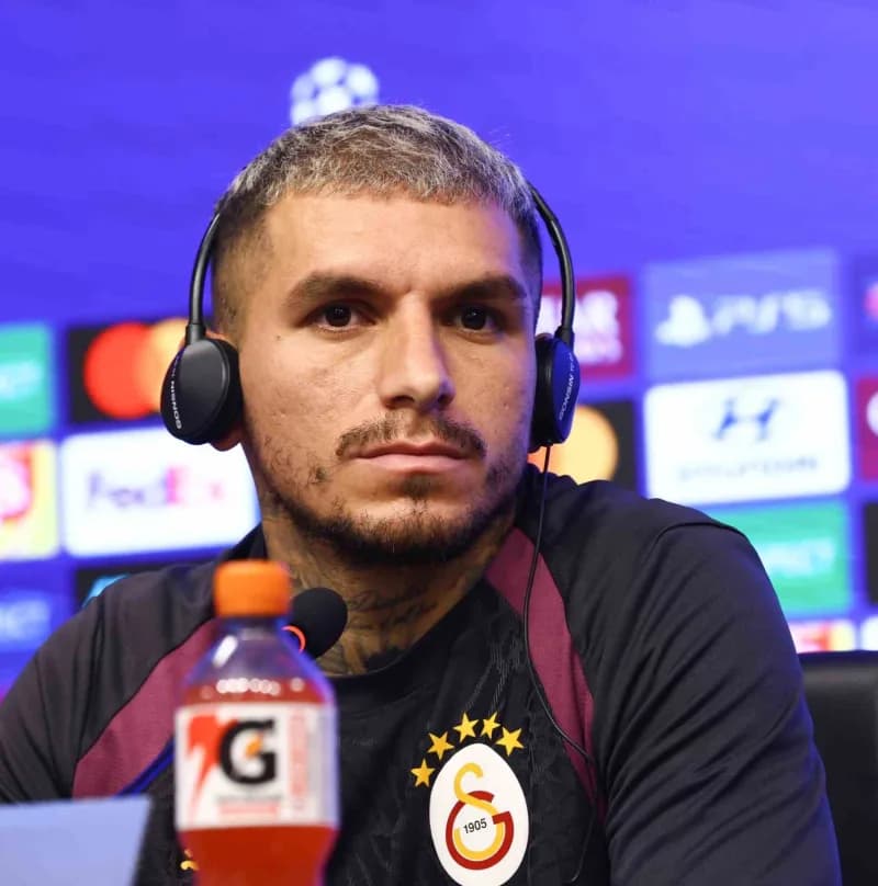 Galatasaray’ın Uruguaylı futbolcusu Lucas Torreira, Kemerburgaz Metin Oktay Tesisleri’nde düzenlenen basın toplantısında