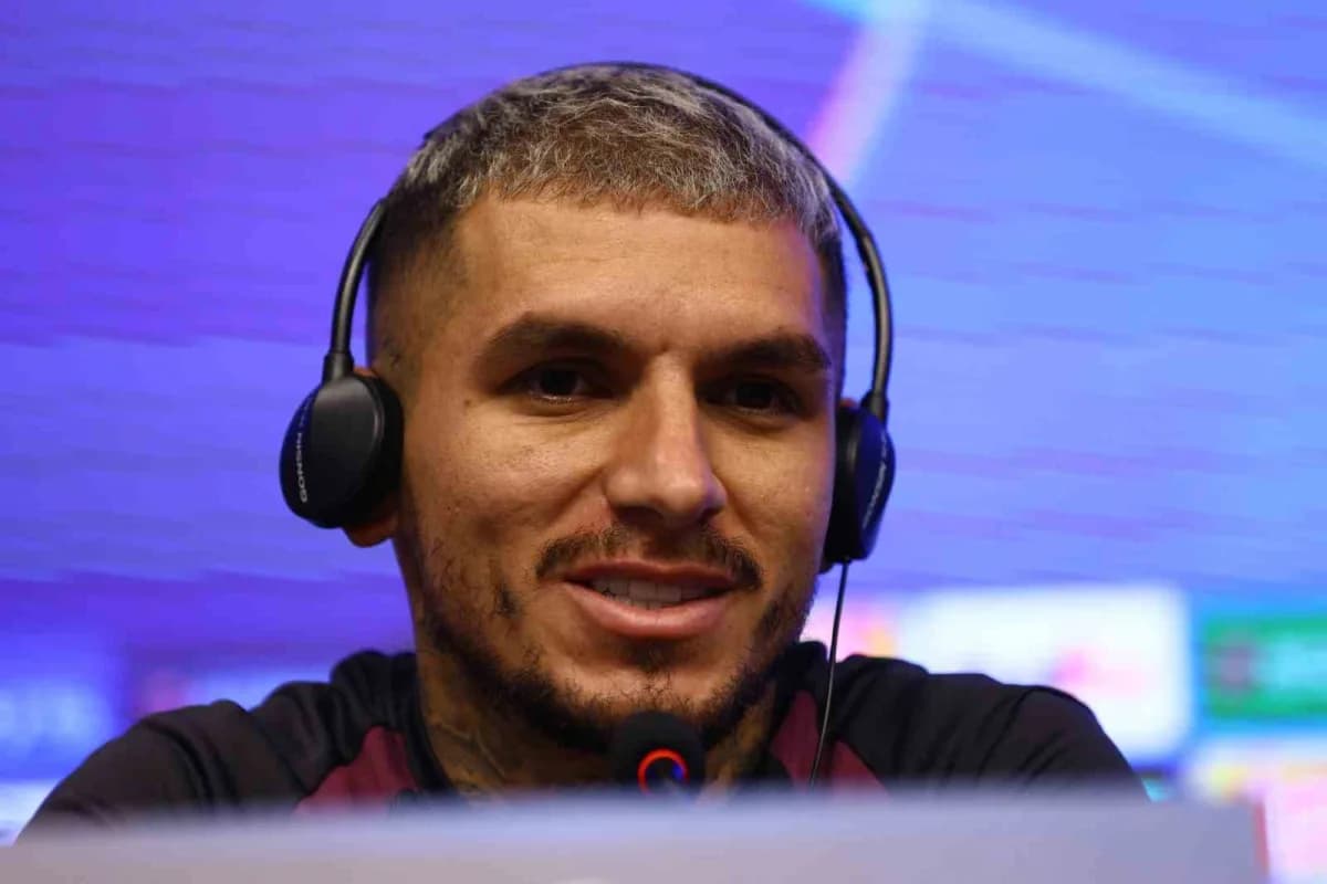 Lucas Torreira basın toplantısında Galatasaray formasıyla konuşuyor