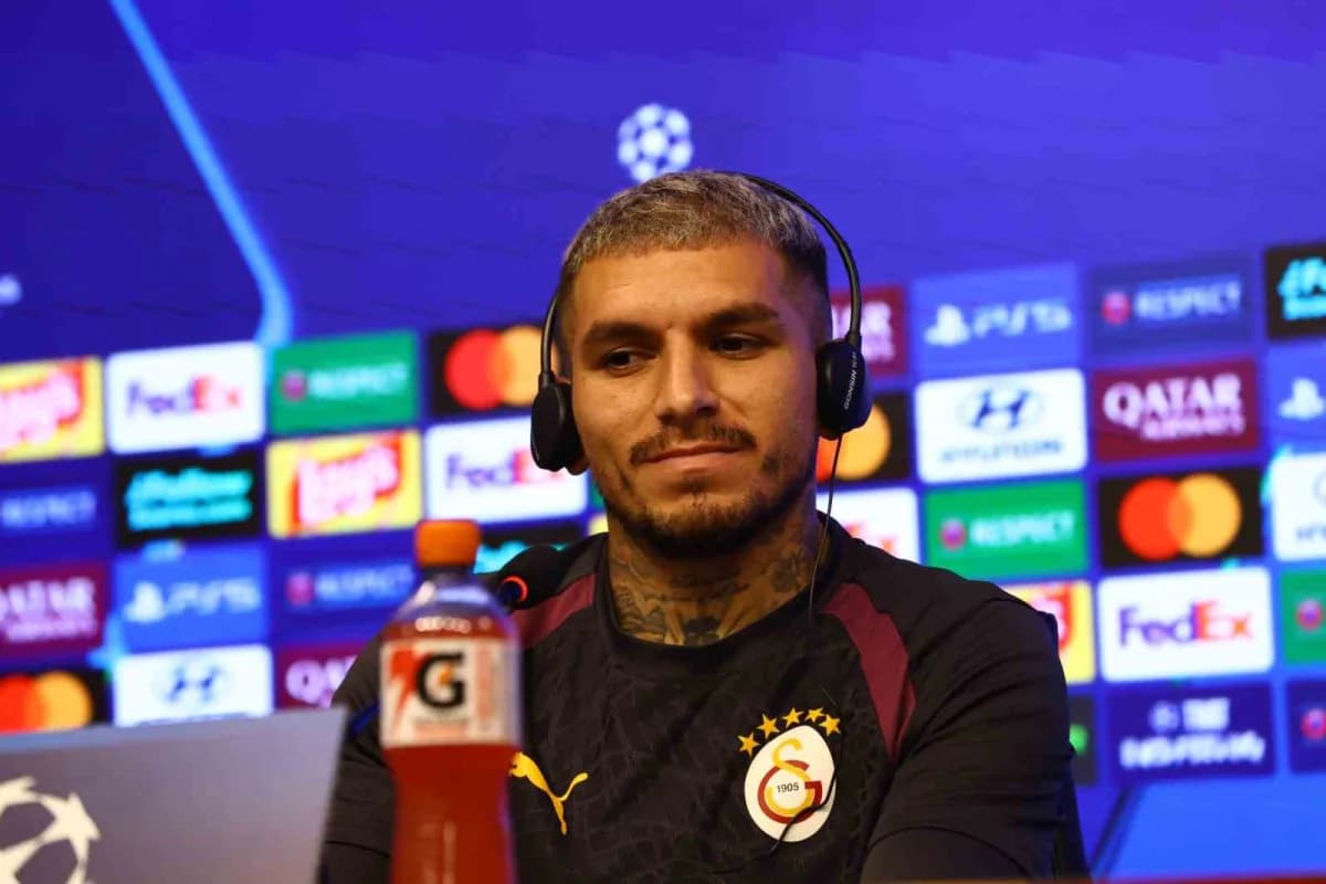 Galatasaray’ın Uruguaylı futbolcusu Lucas Torreira, Kemerburgaz Metin Oktay Tesisleri’nde düzenlenen basın toplantısında