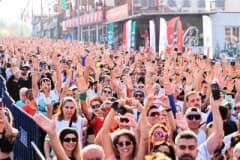 Pamukkale’de 2. Lykos Yarı Maratonu’nda sporcular beyaz travertenler eşliğinde koşuyor