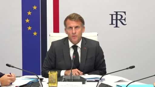 Fransa Cumhurbaşkanı Emmanuel Macron basın açıklaması yaparken