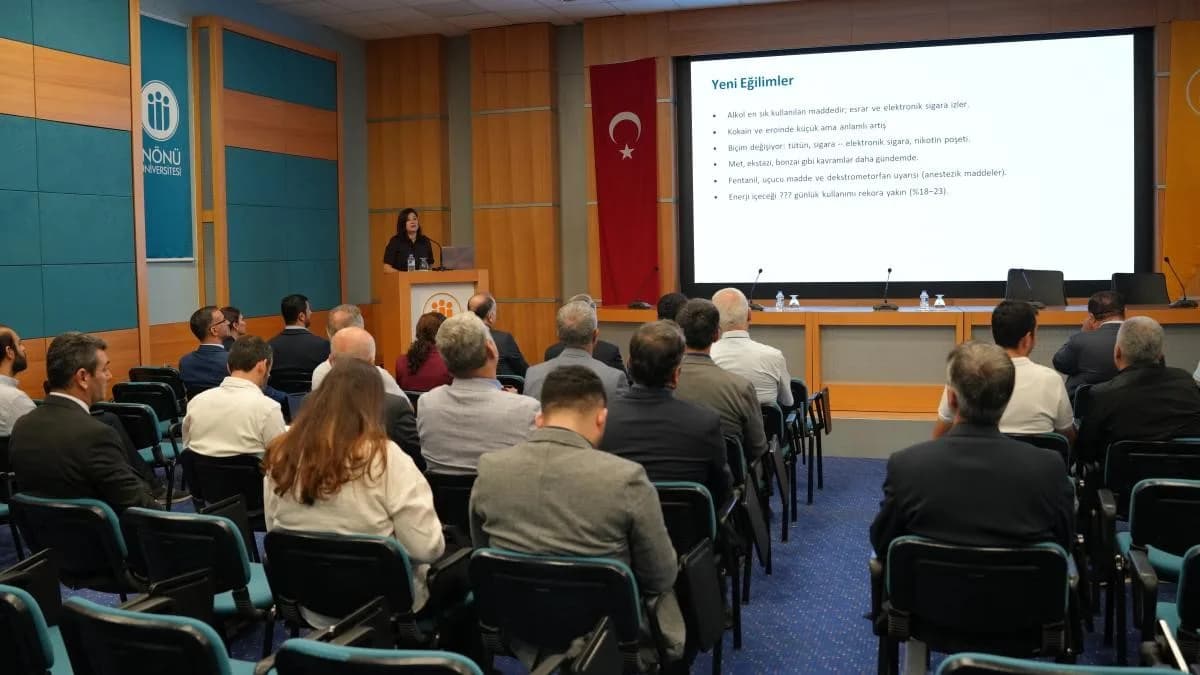 Malatya'da üniversite yöneticilerine madde bağımlılığı farkındalık eğitimi verilirken eğitim salonundan görüntü