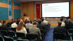 Malatya'da üniversite yöneticilerine madde bağımlılığı farkındalık eğitimi verilirken eğitim salonundan görüntü