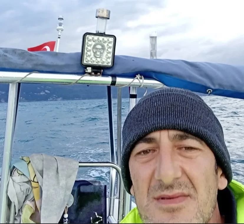 Bartın'ın Amasra ilçesinde yaşayan ve özel bir maden ocağında çalışan 35 yaşındaki İlker Mızrak, balık avlamak için açıl