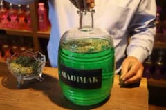 Sivas'ta madımak bitkisinden yapılan kolonya şişeleri ve zanaatkar Turhan Toka