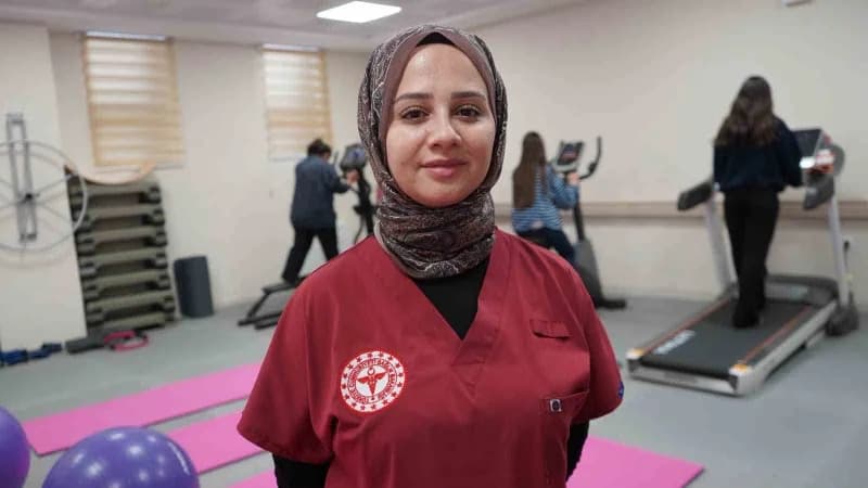 Fizyoterapist Melek Aslan, "Mahallemde Hareket Var" projesi kapsamında mahalle sakinleriyle bir aray