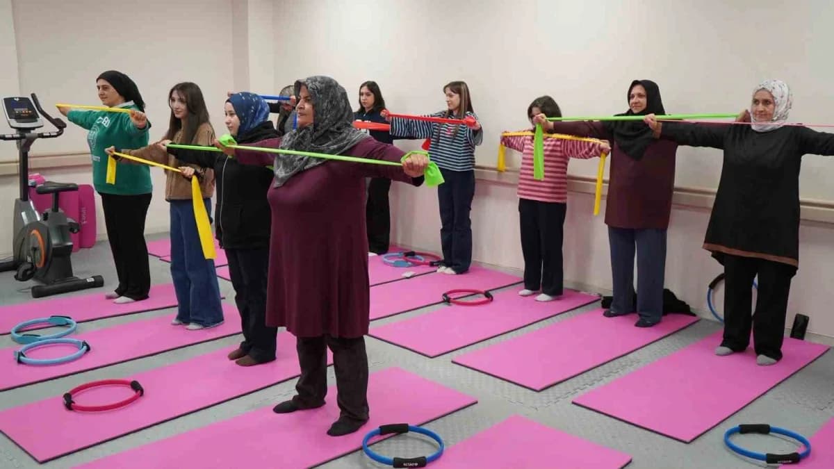 Edremit ilçesinde "Mahallemde Hareket Var" projesi kapsamında bir araya gelen kadınlar, Fizyoterapis