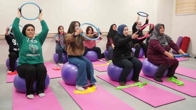 Edremit ilçesinde "Mahallemde Hareket Var" projesi kapsamında bir araya gelen kadınlar, Fizyoterapis