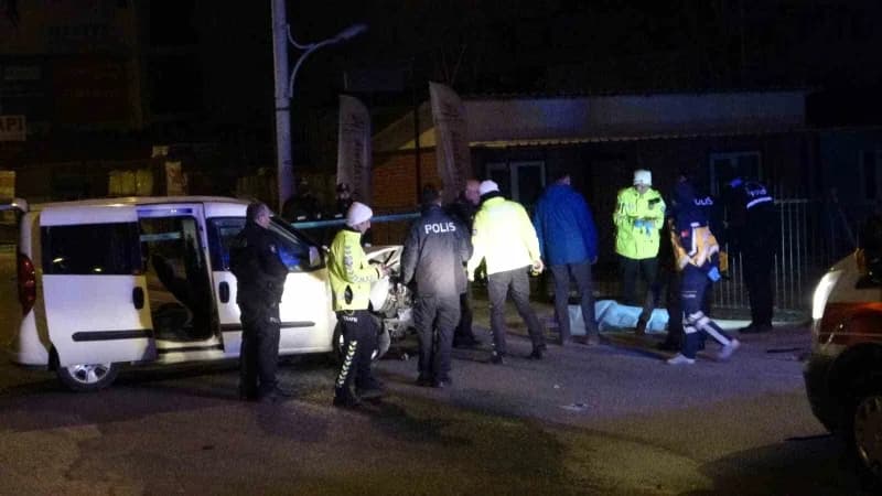 Malatya’da kaldırımda yürüyen 2 gencin ölümüne neden olan hafif ticari araç kazası sonrası olay yeri
