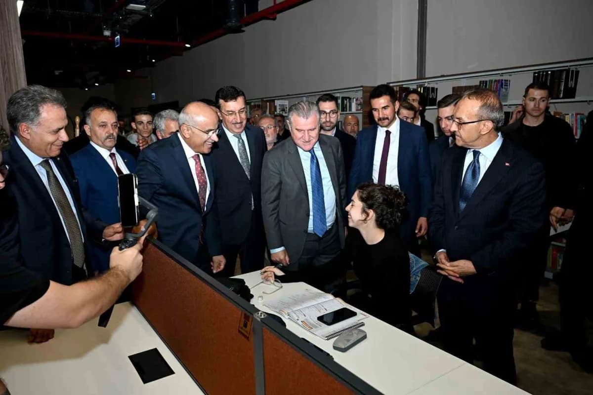 Malatya’da Şehir Kütüphanesi, Gençlik ve Spor Tesisleri’nin açılışı gerçekleştirildi