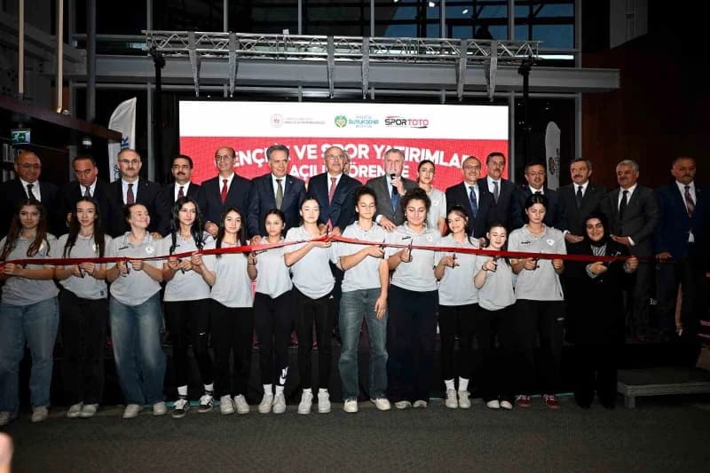 Malatya’da açılışı yapılan modern şehir kütüphanesi ve gençlik spor tesislerinden genel görünüm