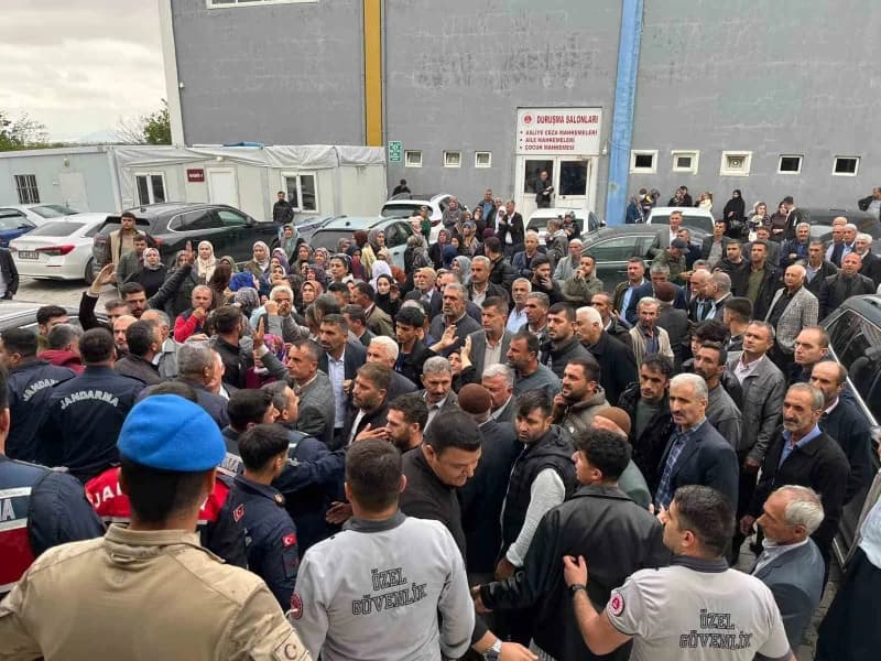 Kadın cinayeti davasında adliye önünde gerginlik: yakınları binaya girmek istedi