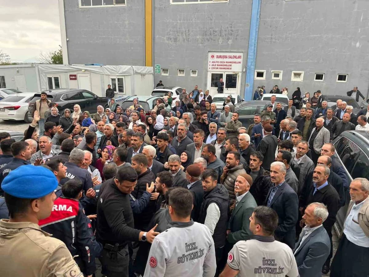 Kadın cinayeti davasında adliye önünde gerginlik: yakınları binaya girmek istedi