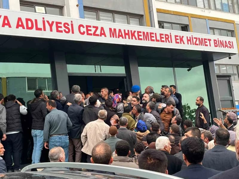 Kadın cinayeti davasında adliye önünde gerginlik: yakınları binaya girmek istedi