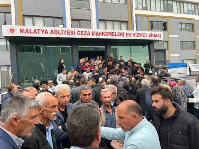 Malatya Akçadağ'da kadın cinayeti davası sonrası adliye önünde jandarma ve yakınlar arasında yaşanan gerginlik