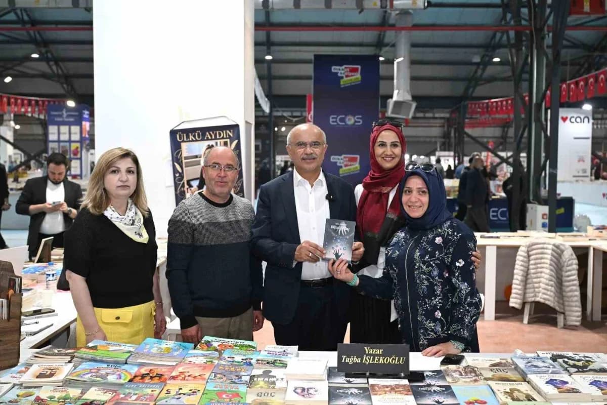 Malatya Kitap Fuarı’nda yazarlar ve yayınevi stantları, Büyükşehir Belediye Başkanı Sami Er