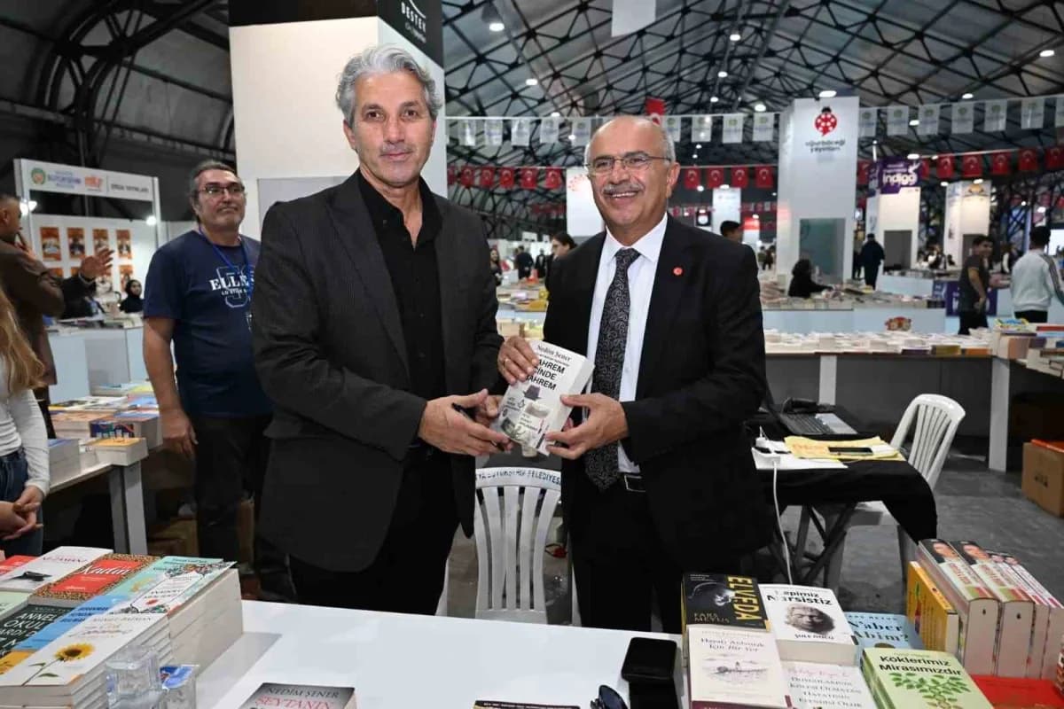 Malatya Kitap Fuarı’nda ziyaretçiler ve yazarlar imza etkinliğinde bir arada