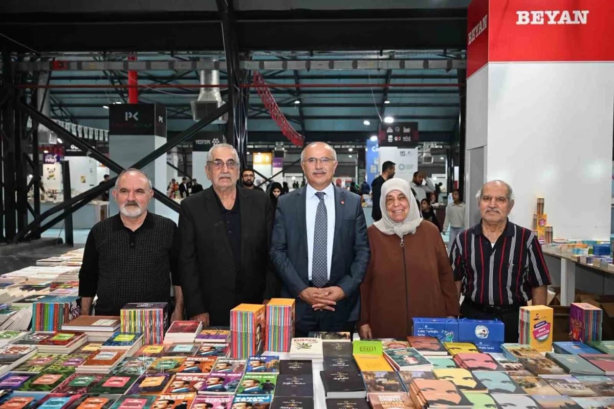 Malatya Kitap Fuarı’nda Başkan Sami Er yayınevi stantlarını ziyaret ediyor
