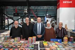 Malatya Kitap Fuarı’nda Başkan Sami Er yayınevi stantlarını ziyaret ediyor