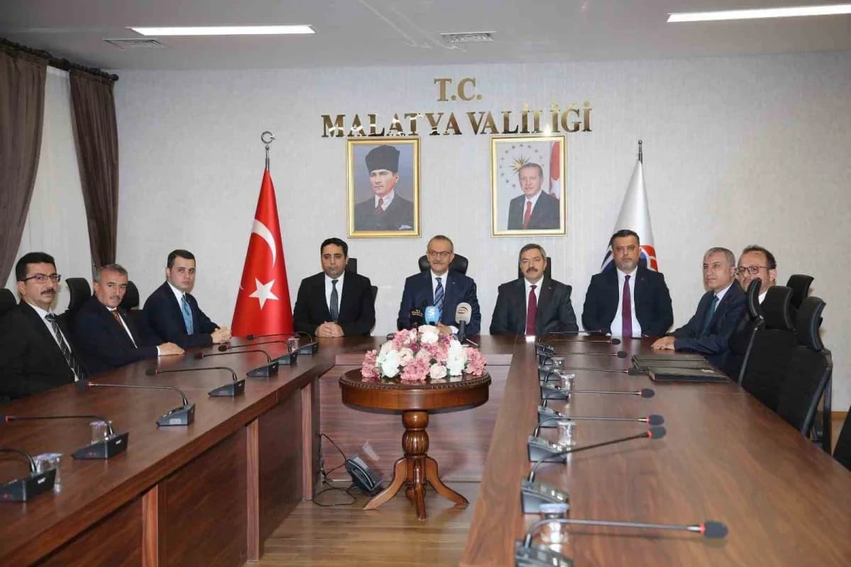 Malatya Valiliği binasında düzenlenen imza töreninde yetkililer projeler için imza atıyor