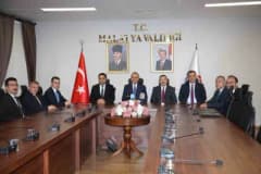 Malatya Valiliği binasında düzenlenen imza töreninde yetkililer projeler için imza atıyor