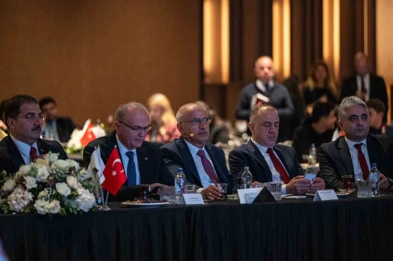 Büyükşehir Belediye Başkanı Sami Er, düzenlenen 'türkiye Yüzyılında Marka Şehirler' konulu zirveye k