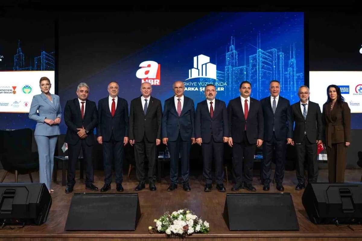 Büyükşehir Belediye Başkanı Sami Er, düzenlenen 'türkiye Yüzyılında Marka Şehirler' konulu zirveye k