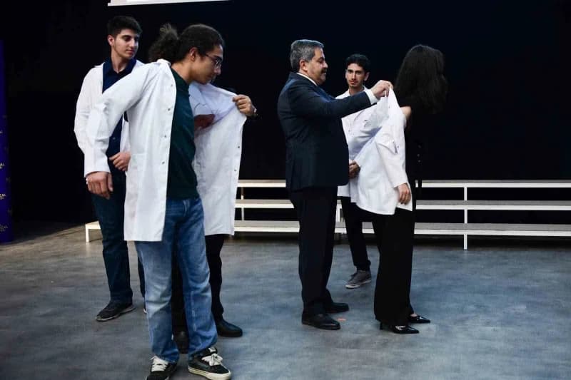 Malatya Turgut Özal Üniversitesi Tıp Fakültesi Beyaz Önlük Giyme Töreni katılımcıları ve öğrenciler