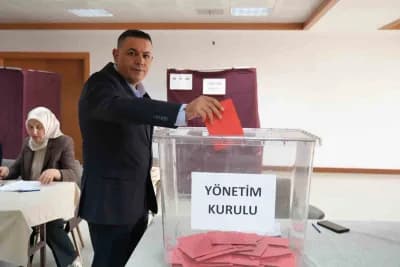 Malatya Ticaret ve Sanayi Odası binası önünde seçim süreci ve yeni yönetim kurulu üyeleri