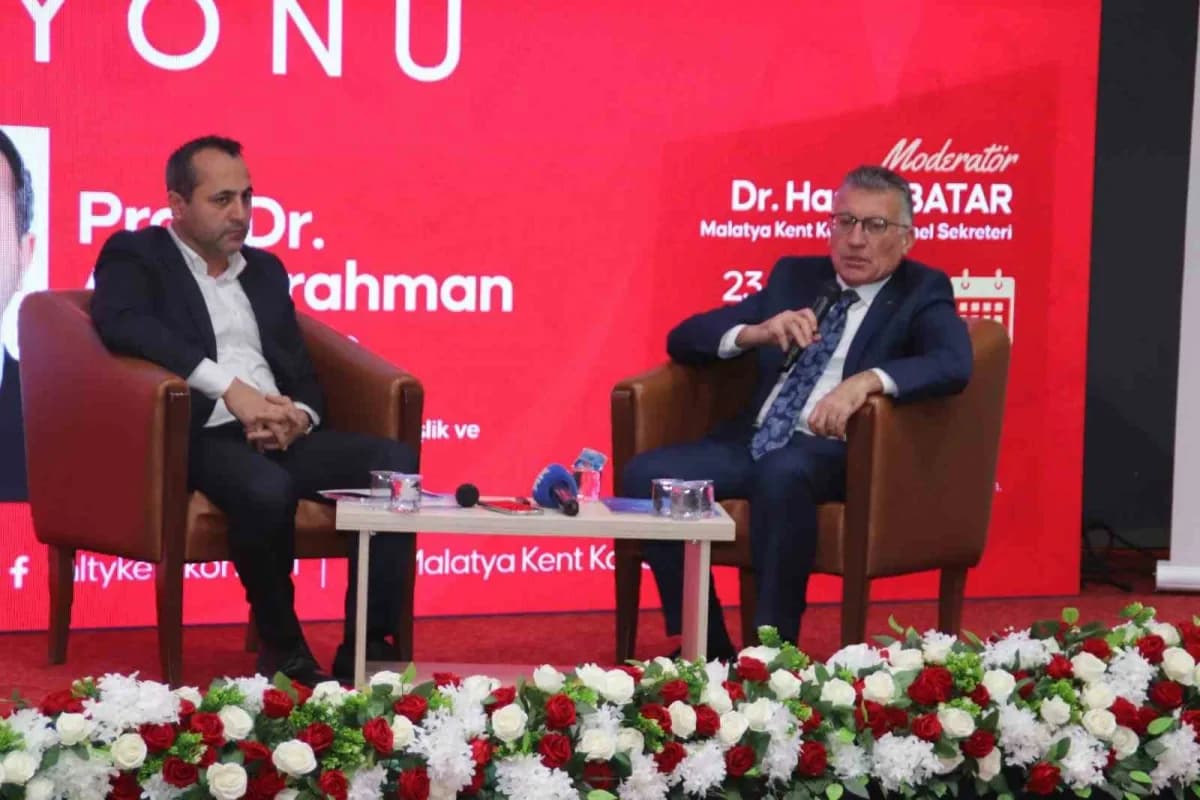 Malatya’da Terörsüz Türkiye panelinde konuşmacılar ve katılımcılar