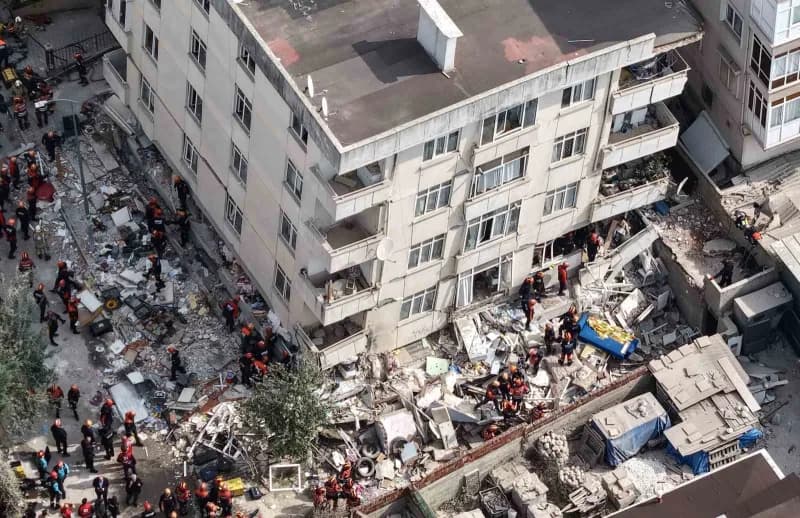 Maltepe’de 7 katlı bir binanın zemin üstü 3 katı çöktü