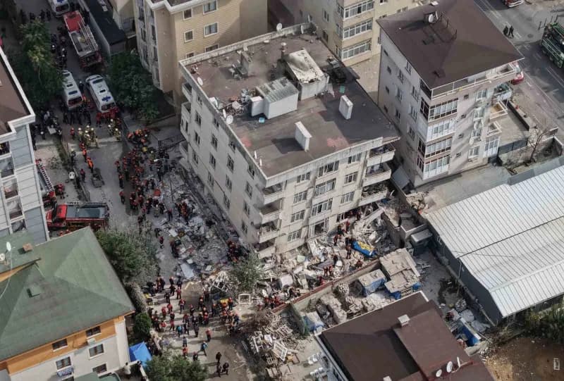 Maltepe’de 7 katlı bir binanın zemin üstü 3 katı çöktü