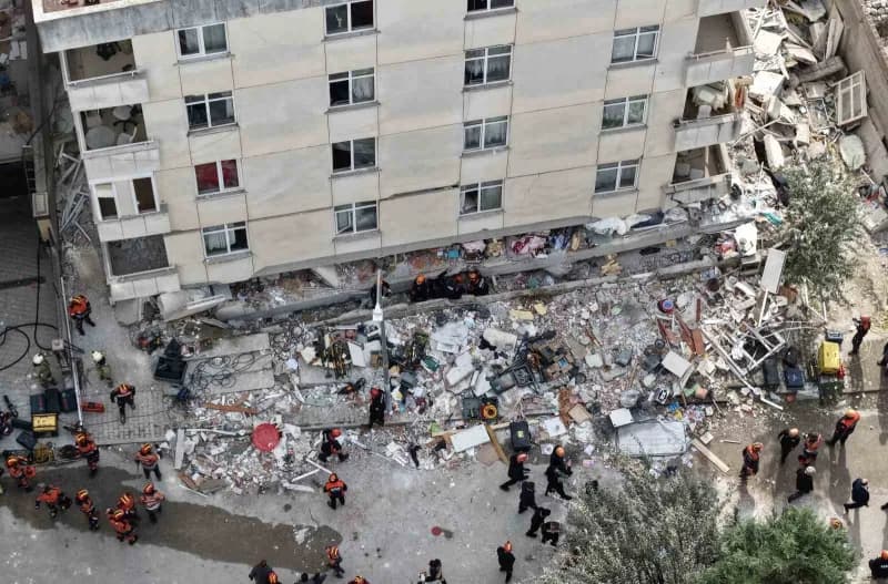 Maltepe’de 7 katlı bir binanın zemin üstü 3 katı çöktü