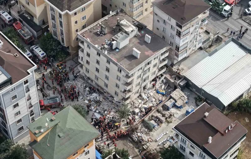Maltepe’de 7 katlı bir binanın zemin üstü 3 katı çöktü