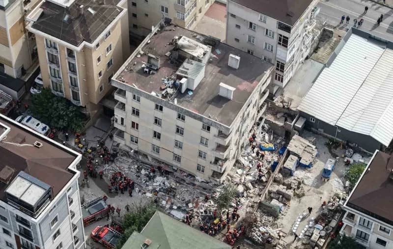Maltepe’de 7 katlı bir binanın zemin üstü 3 katı çöktü