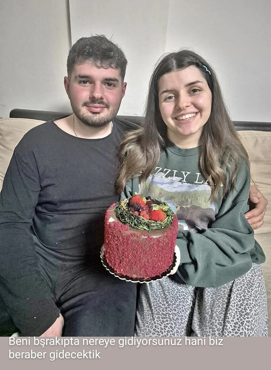 Yıkılan binada göçük altında kaldıkları esnada ailesinin Trabzon'da olduğu öğrenilen Ahmet Muhammet İnan ve Zeynep İnan,