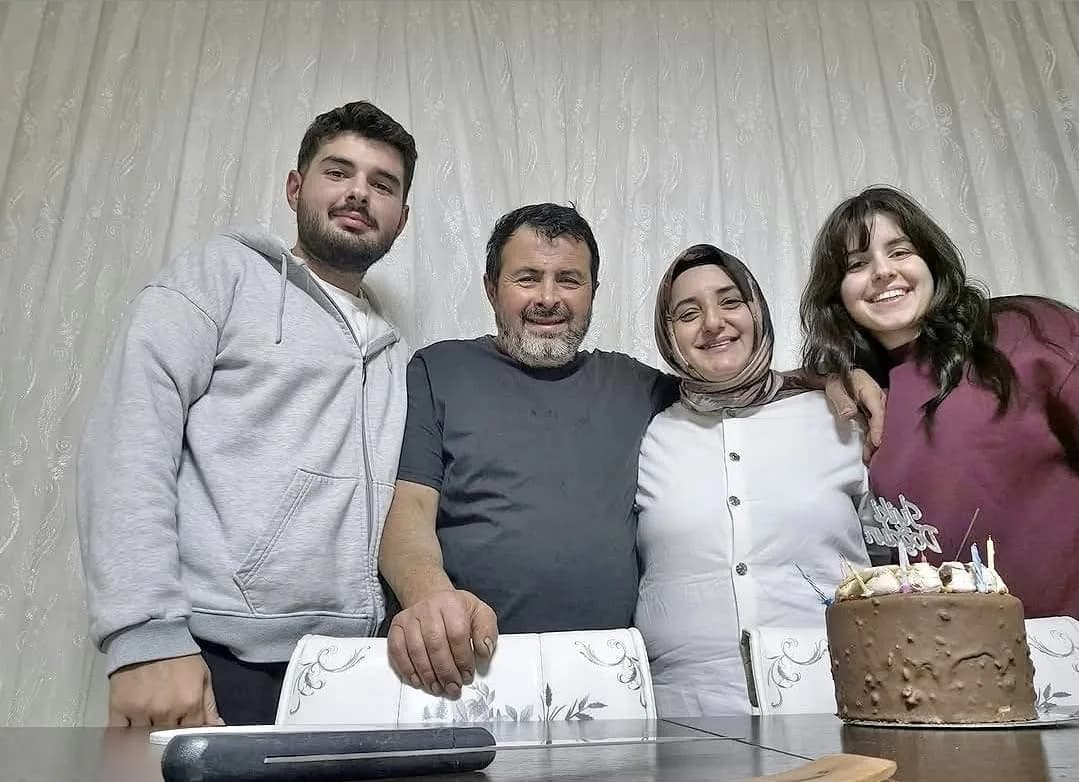 Maltepe’de yıkılan binada hayatını kaybeden Ahmet Muhammet ve Zeynep İnan kardeşlerin cenaze töreninden görüntü