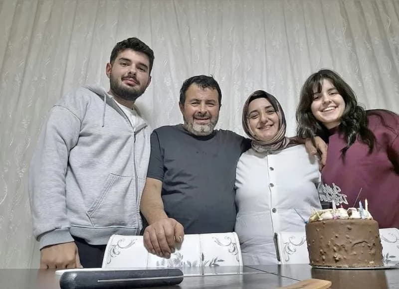Maltepe’de yıkılan binada hayatını kaybeden Ahmet Muhammet ve Zeynep İnan kardeşlerin cenaze töreninden görüntü