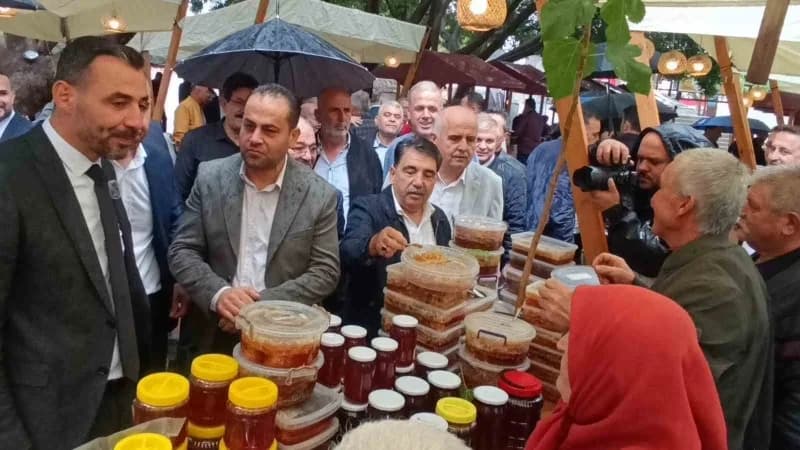 Konuşmaların ardından standtları gezen ziyaretçilere Bal Üreticileri tarafından Bal ve arının diğer ürünlerinden ikram e