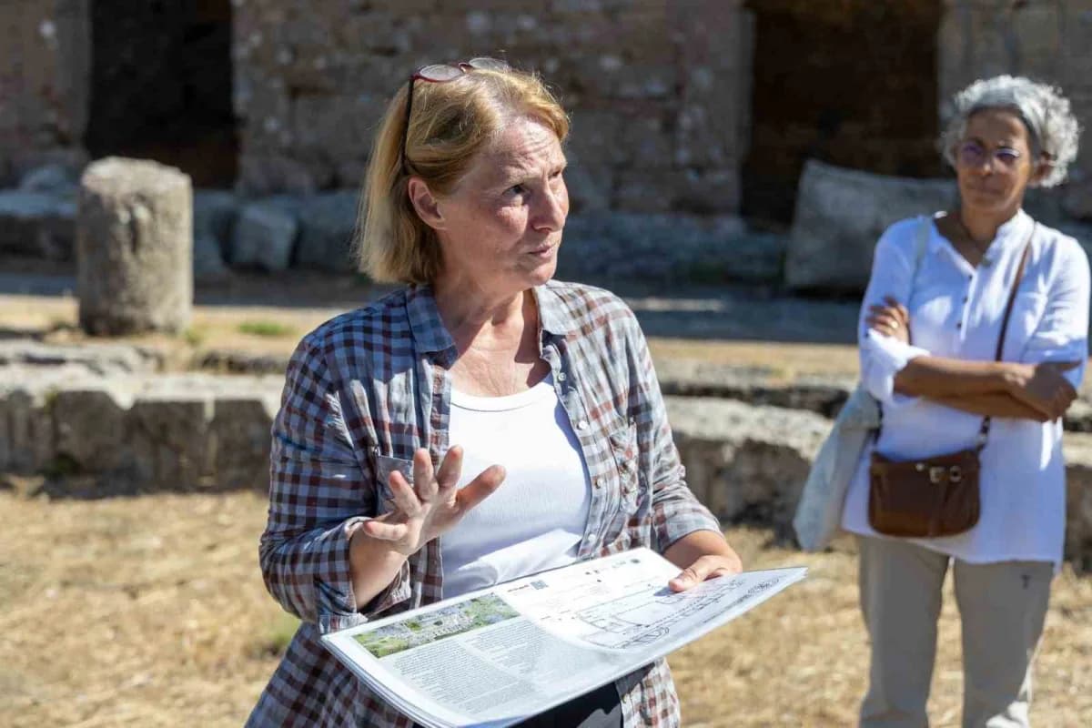 Manavgat Belediye Başkan Vekili Mehmet Çiçek ve ekibi Lyrbe Antik Kenti kazı alanında inceleme yapıyor