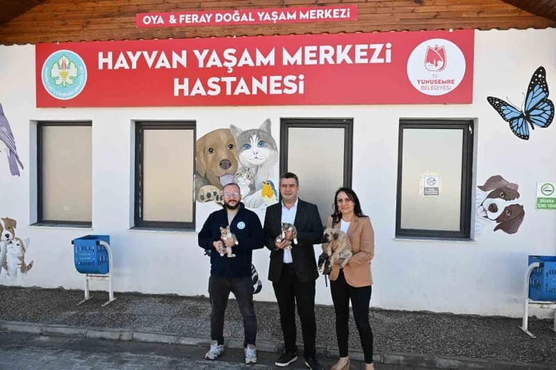 Manisa’da 4 Ekim Hayvanları Koruma Günü kapsamında düzenlenen etkinlikte çocuklar ve yaş almış bireyler, Hayvan Yaşam Me