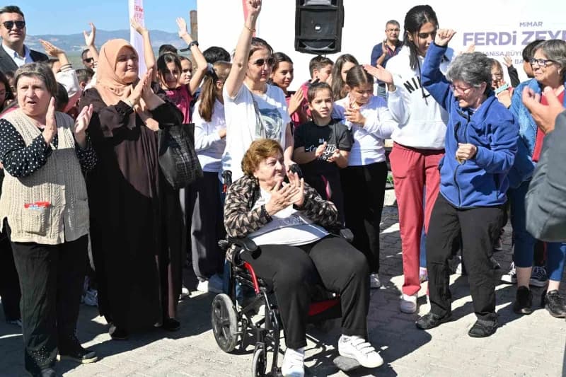 Manisa’da 4 Ekim Hayvanları Koruma Günü kapsamında düzenlenen etkinlikte çocuklar ve yaş almış bireyler, Hayvan Yaşam Me