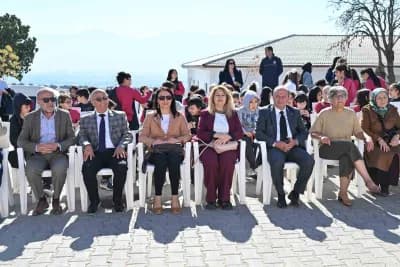 Manisa Hayvan Yaşam Merkezi'nde 4 Ekim Hayvanları Koruma Günü etkinliğinde farklı kuşaklar patili dostlarla bir arada
