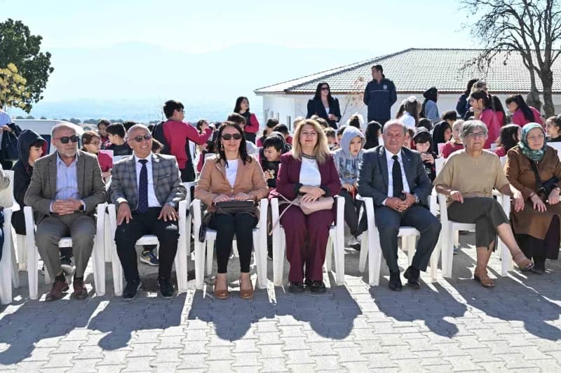 Manisa Hayvan Yaşam Merkezi'nde 4 Ekim Hayvanları Koruma Günü etkinliğinde farklı kuşaklar patili dostlarla bir arada