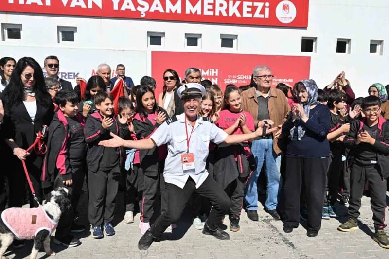 Manisa’da 4 Ekim Hayvanları Koruma Günü kapsamında düzenlenen etkinlikte çocuklar ve yaş almış bireyler, Hayvan Yaşam Me