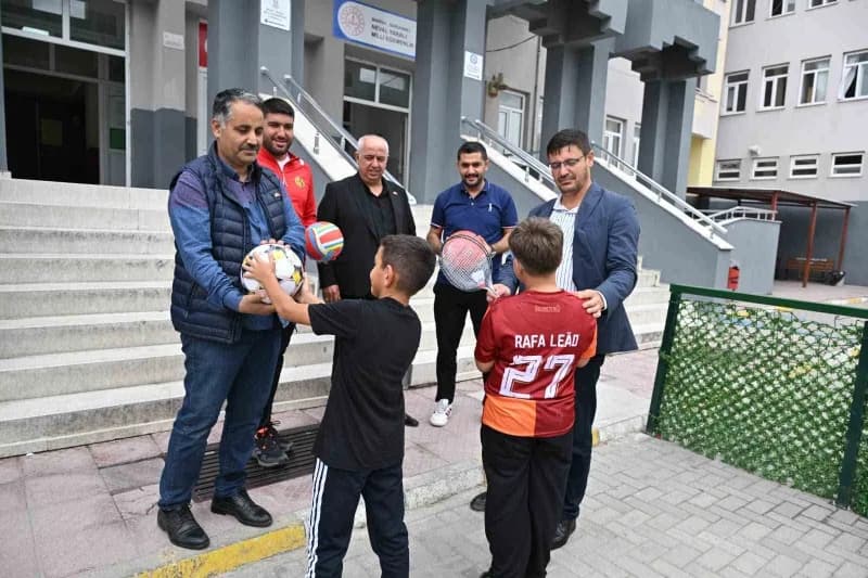 Manisa Büyükşehir Belediyesi, yeni eğitim-öğretim yılının başlamasıyla birlikte 17 ilçedeki 430 ilkokul, ortaokul ve lis