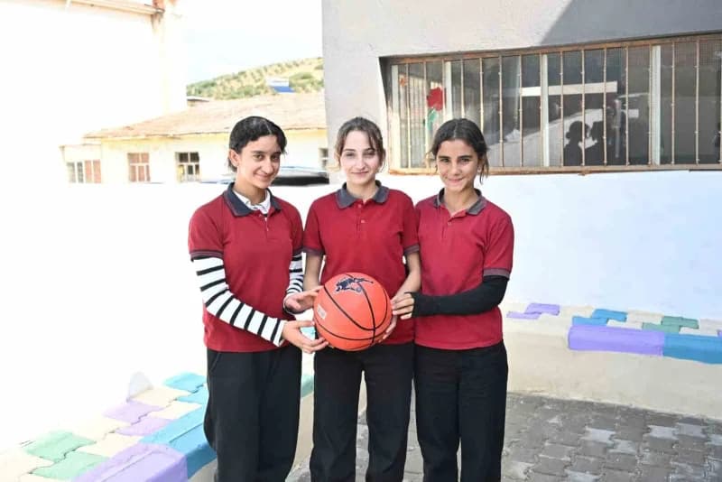 Manisa Büyükşehir Belediyesi, yeni eğitim-öğretim yılının başlamasıyla birlikte 17 ilçedeki 430 ilkokul, ortaokul ve lis